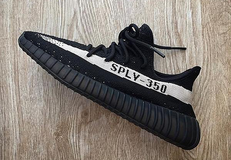 YEEZY BOOST 350 V2 Core Black / White